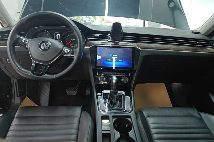 Used Volkswagen Magotan 2019 330TSI DSG Leading Model China VI Standard Center Console