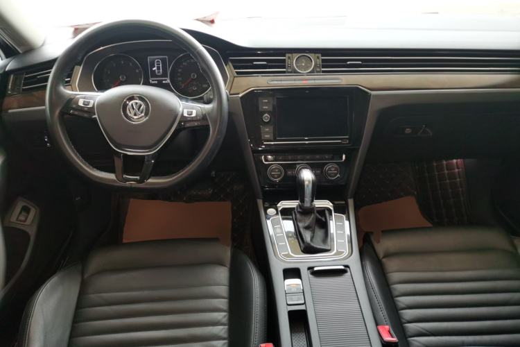 Used Volkswagen Magotan 2019 330TSI DSG Luxury Version China VI Standard Center Console