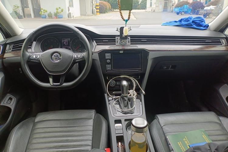 Used Volkswagen Magotan 2019 330TSI DSG Luxury Version China VI Standard Center Console