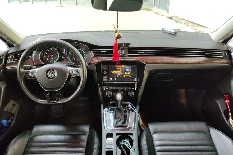 Used Volkswagen Magotan 2019 330TSI DSG Luxury Version China VI Standard Center Console