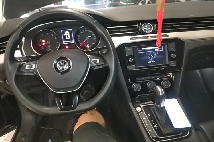 Used Volkswagen Magotan 2019 330TSI DSG Leading Edition China V Standard Center Console