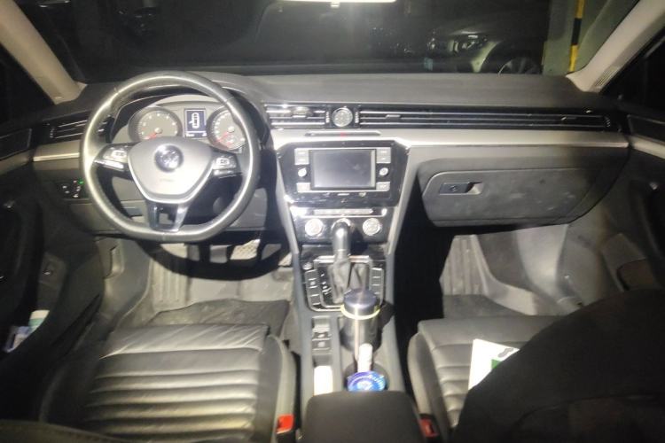 Used Volkswagen Magotan 2019 330TSI DSG Leading Model China VI Standard Center Console