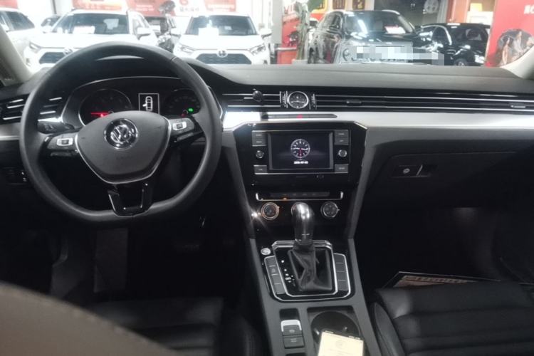 Used Volkswagen Magotan 2019 330TSI DSG Leading Edition China V Standard Center Console