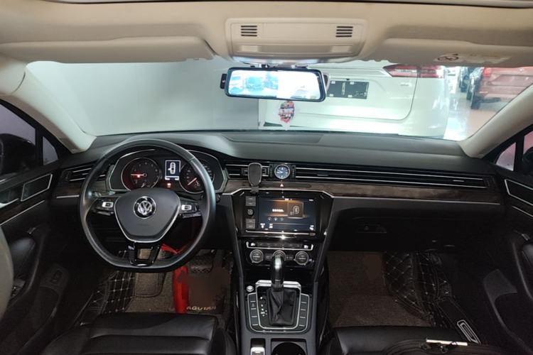 Used Volkswagen Magotan 2019 330TSI DSG Luxury Model China V Standard Center Console