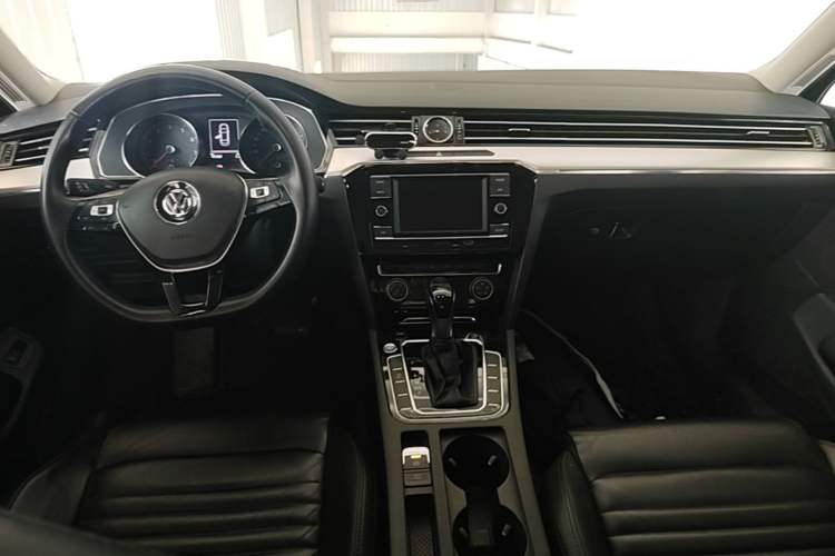 Used Volkswagen Magotan 2019 330TSI DSG Leading Model China VI Standard Center Console