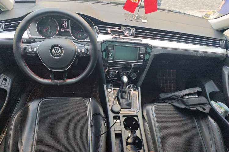 Used Volkswagen Magotan 2019 330TSI DSG Leading Model China VI Standard Center Console