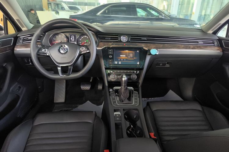 Used Volkswagen Magotan 2019 330TSI DSG Luxury Version China VI Standard Center Console