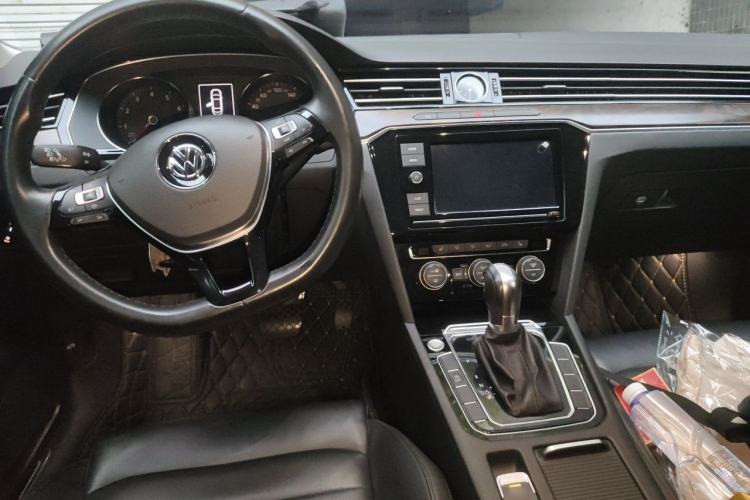 Used Volkswagen Magotan 2019 330TSI DSG Luxury Version China VI Standard Center Console