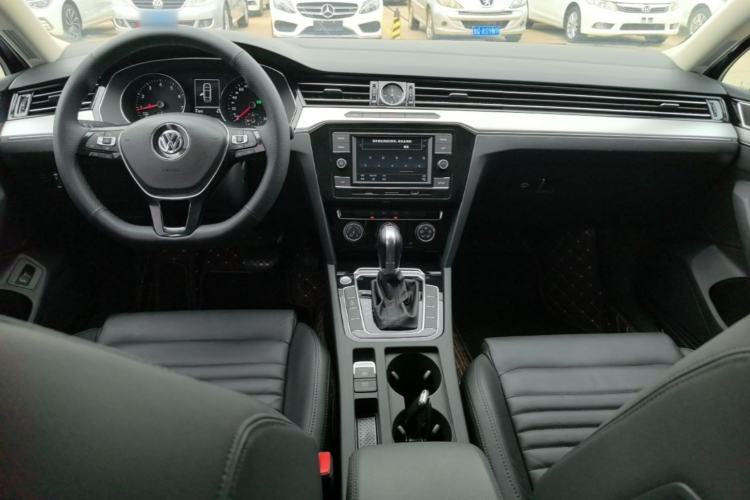 Used Volkswagen Magotan 2019 330TSI DSG Leading Model China VI Standard Center Console