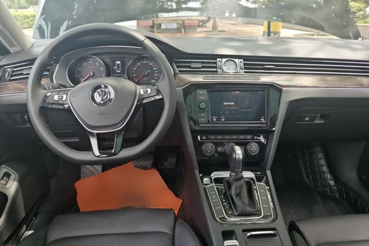 Used Volkswagen Magotan 2019 330TSI DSG Luxury Version China VI Standard Center Console