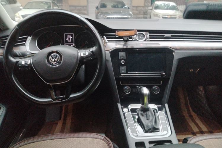 Used Volkswagen Magotan 2019 330TSI DSG Luxury Version China VI Standard Center Console