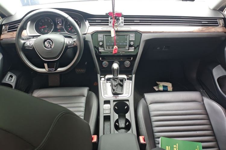Used Volkswagen Magotan 2019 330TSI DSG Leading Model China VI Standard Center Console
