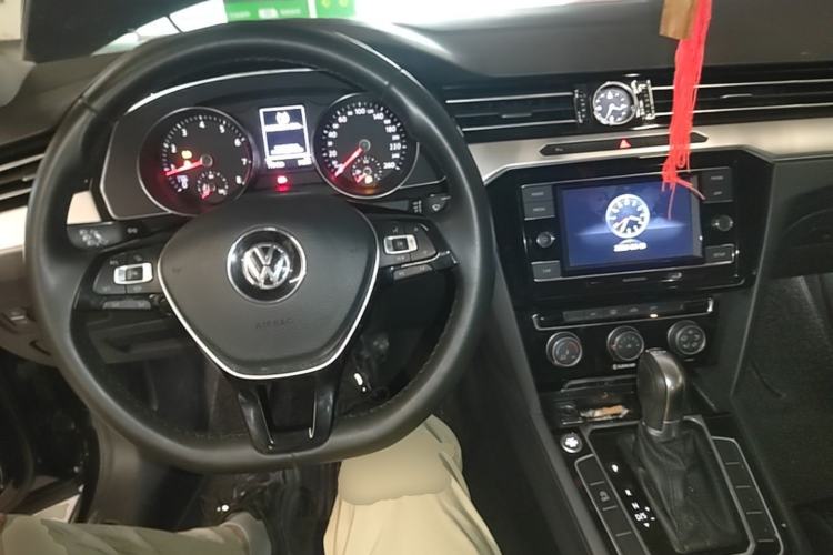 Used Volkswagen Magotan 2019 330TSI DSG Leading Edition China V Standard Center Console