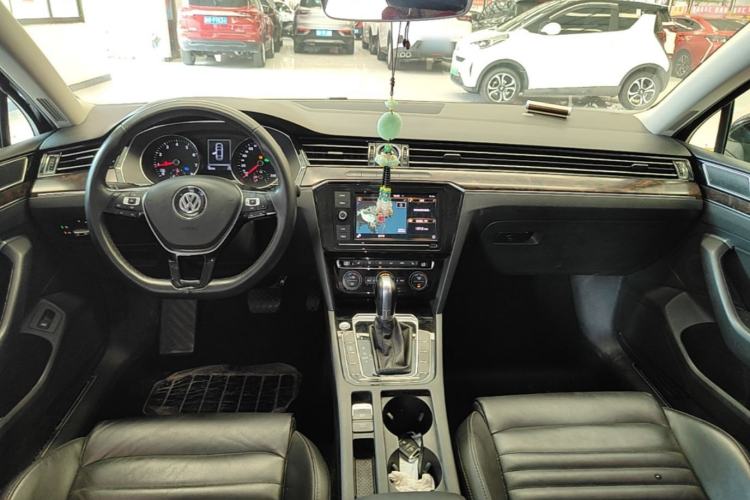 Used Volkswagen Magotan 2019 330TSI DSG Luxury Model China V Standard Center Console