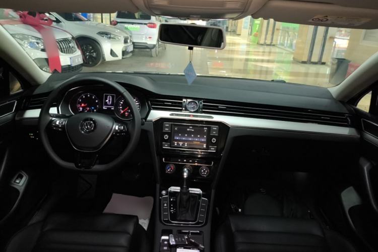 Used Volkswagen Magotan 2019 330TSI DSG Leading Model China VI Standard Center Console