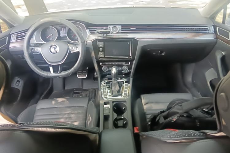 Used Volkswagen Magotan 2019 330TSI DSG Luxury Version China VI Standard Center Console