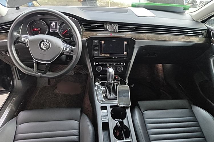 Used Volkswagen Magotan 2019 330TSI DSG Luxury Version China VI Standard Center Console