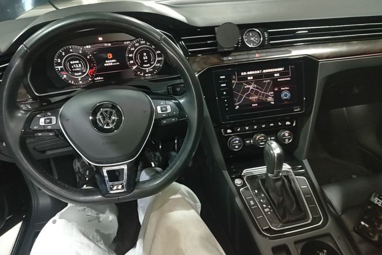 Used Volkswagen Magotan 2019 330TSI DSG Luxury Version China VI Standard Center Console