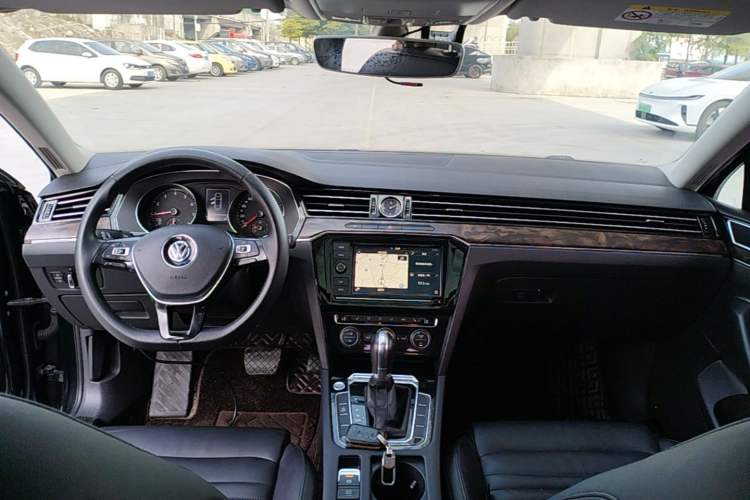 Used Volkswagen Magotan 2019 330TSI DSG Luxury Model China V Standard Center Console