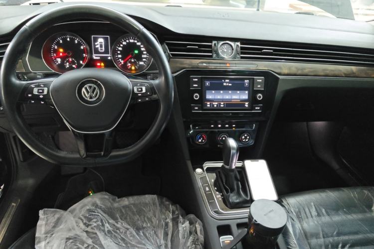 Used Volkswagen Magotan 2019 330TSI DSG Leading Model China VI Standard Center Console