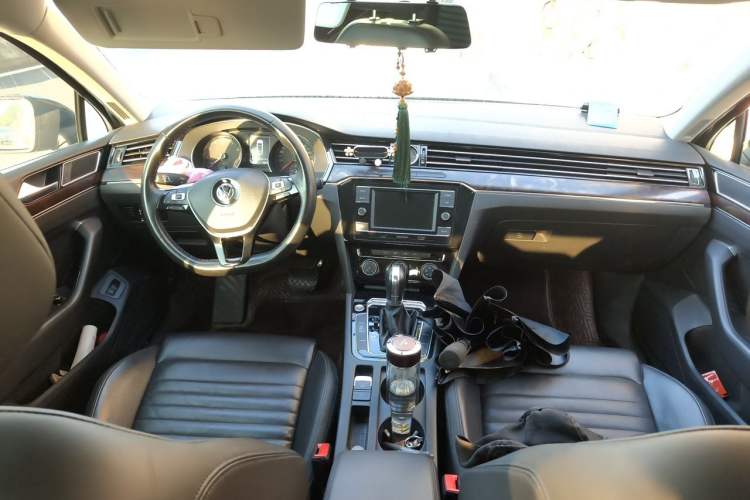 Used Volkswagen Magotan 2019 330TSI DSG Leading Model China VI Standard Center Console