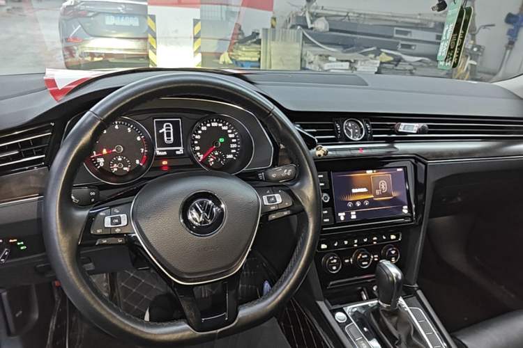 Used Volkswagen Magotan 2019 330TSI DSG Luxury Version China VI Standard Center Console