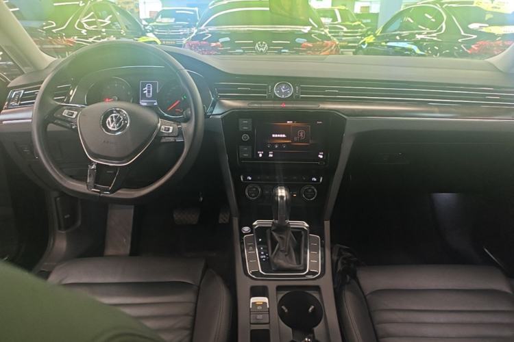 Used Volkswagen Magotan 2019 330TSI DSG Luxury Version China VI Standard Center Console