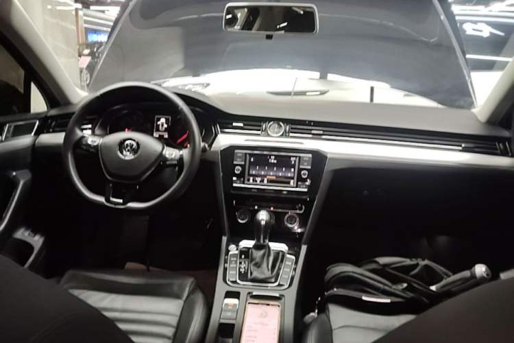 Used Volkswagen Magotan 2019 330TSI DSG Leading Model China VI Standard Center Console