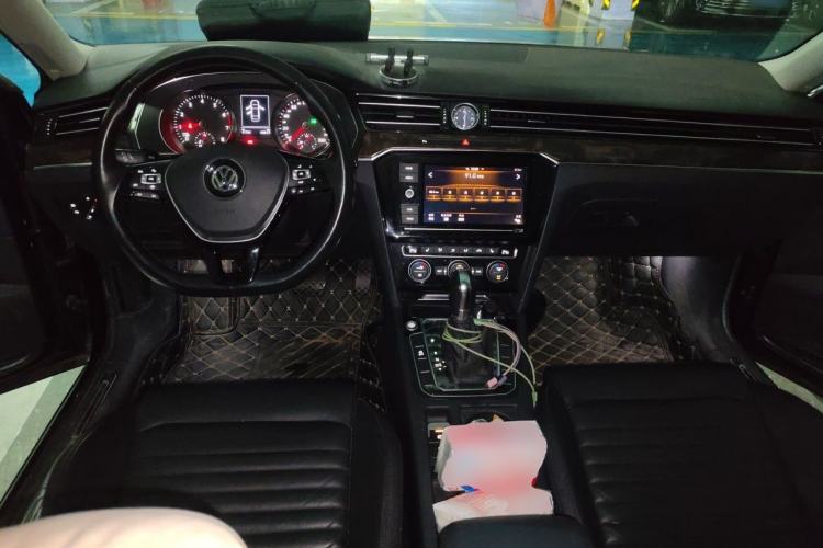 Used Volkswagen Magotan 2019 330TSI DSG Luxury Version China VI Standard Center Console