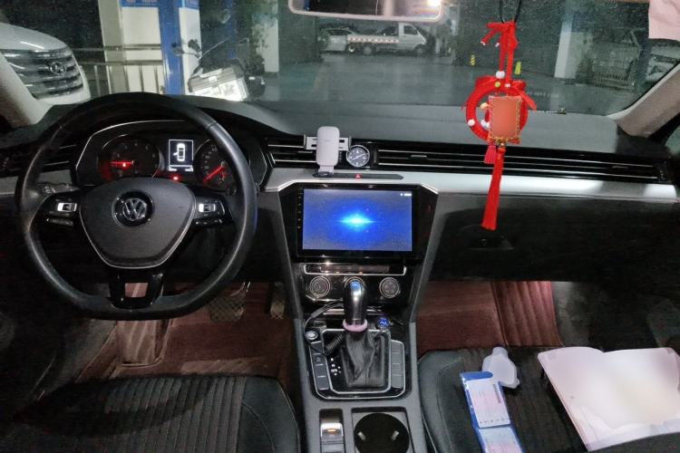 Used Volkswagen Magotan 2019 330TSI DSG Leading Edition China V Standard Center Console
