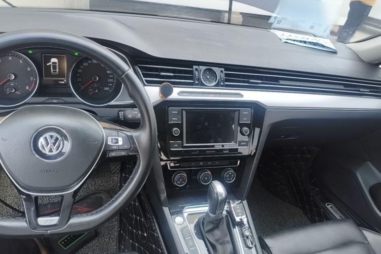 Used Volkswagen Magotan 2019 330TSI DSG Leading Edition China V Standard Center Console