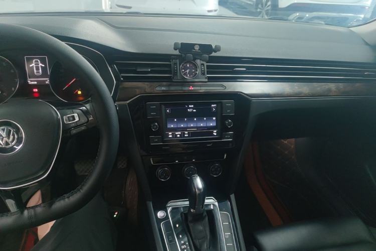 Used Volkswagen Magotan 2019 330TSI DSG Leading Model China VI Standard Center Console