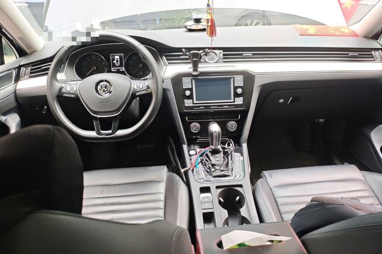 Used Volkswagen Magotan 2019 330TSI DSG Leading Model China VI Standard Center Console