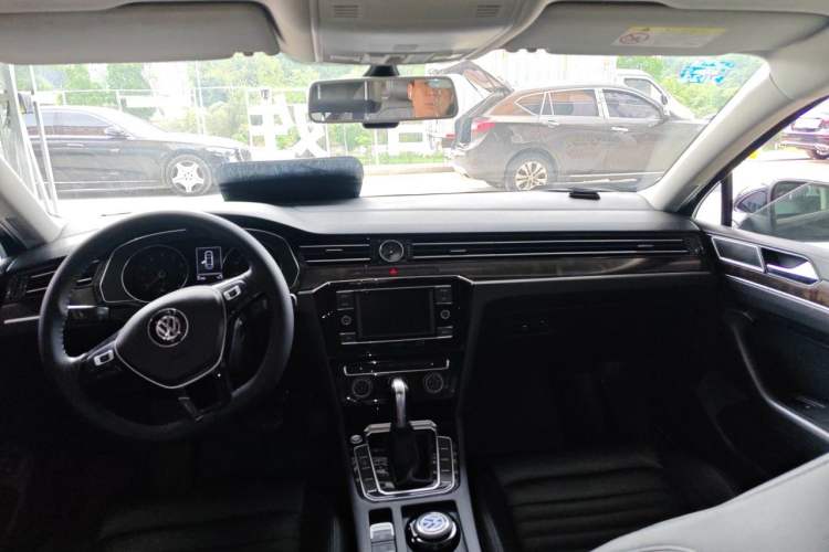 Used Volkswagen Magotan 2019 330TSI DSG Leading Model China VI Standard Center Console