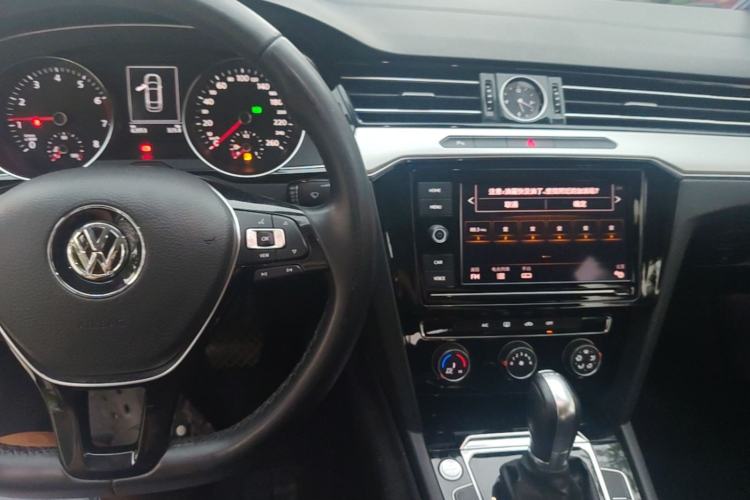 Used Volkswagen Magotan 2019 330TSI DSG Leading Model China VI Standard Center Console