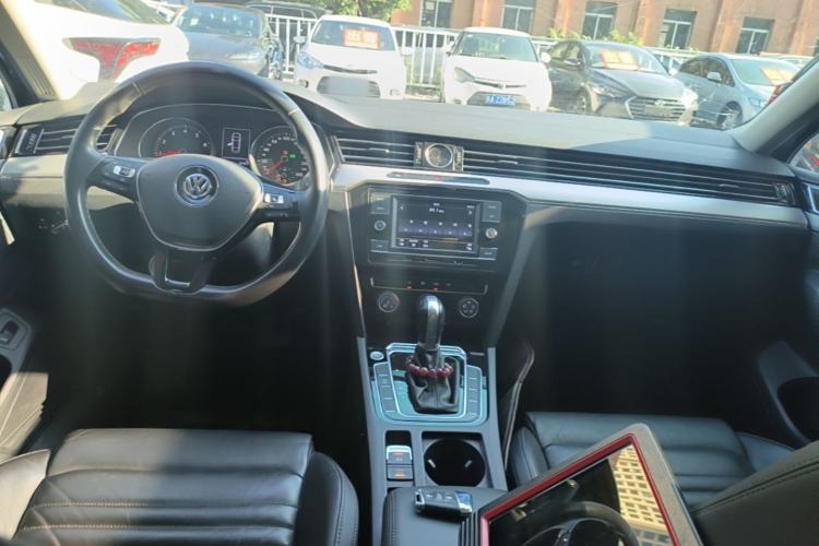 Used Volkswagen Magotan 2019 330TSI DSG Leading Edition China V Standard Center Console
