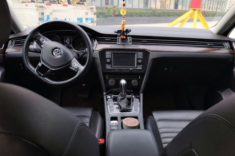 Used Volkswagen Magotan 2019 330TSI DSG Leading Model China VI Standard Center Console