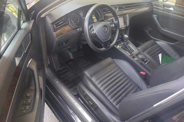 Used Volkswagen Magotan 2019 330TSI DSG Leading Model China VI Standard Driver Seat