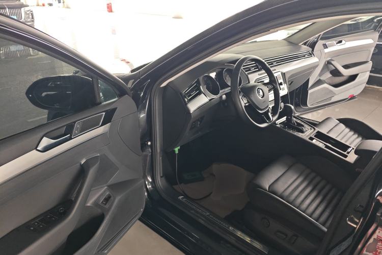 Used Volkswagen Magotan 2019 330TSI DSG Leading Edition China V Standard Driver Seat