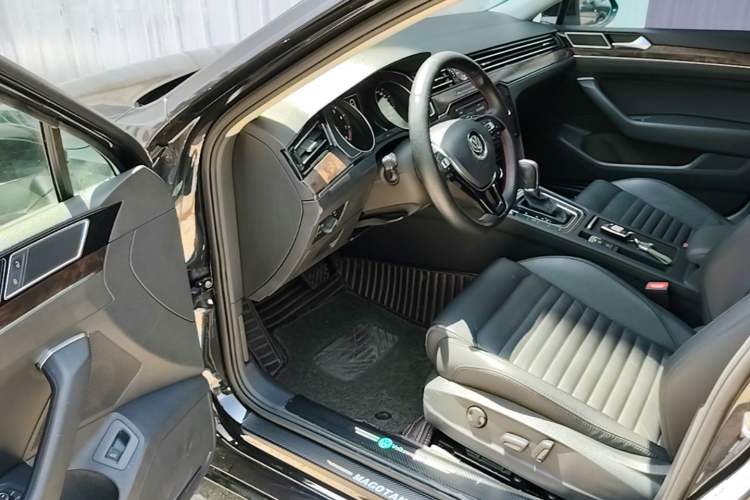 Used Volkswagen Magotan 2019 330TSI DSG Leading Model China VI Standard Driver Seat