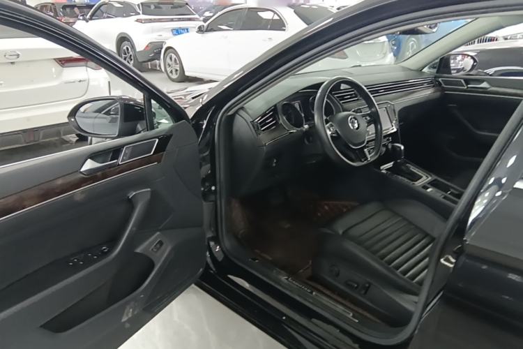 Used Volkswagen Magotan 2019 380TSI DSG Luxury Model China V Standard Driver Seat