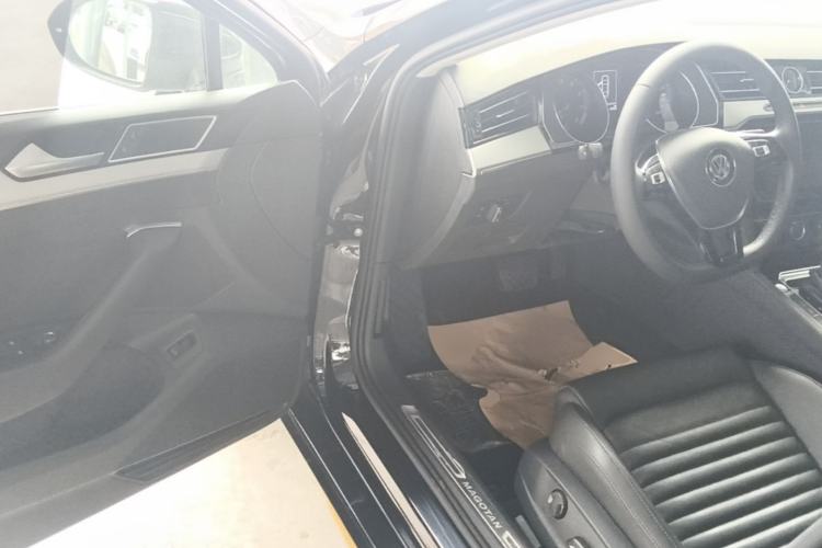 Used Volkswagen Magotan 2019 330TSI DSG Leading Model China VI Standard Driver Seat