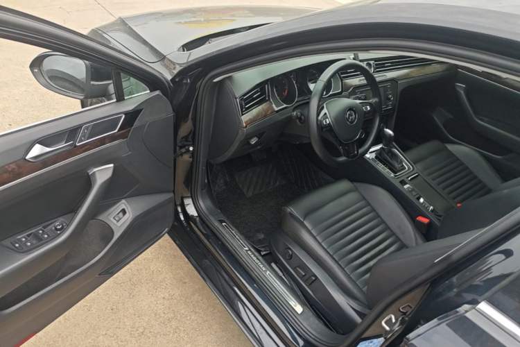 Used Volkswagen Magotan 2019 330TSI DSG Leading Model China VI Standard Driver Seat
