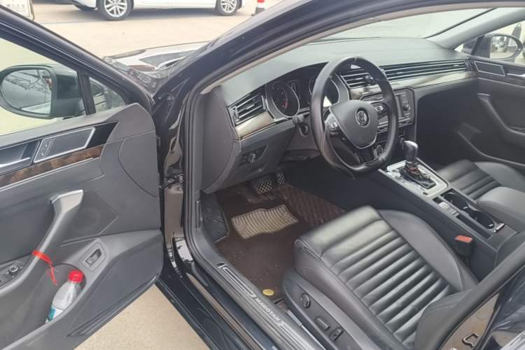 Used Volkswagen Magotan 2019 330TSI DSG Leading Model China VI Standard Driver Seat
