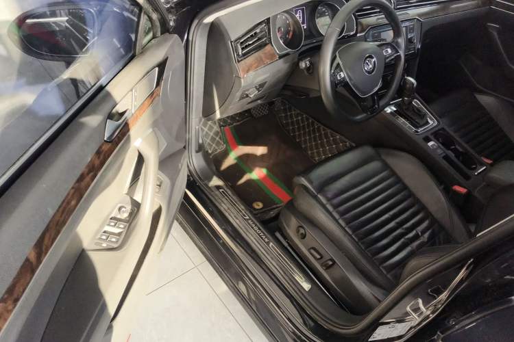 Used Volkswagen Magotan 2019 330TSI DSG Leading Model China VI Standard Driver Seat