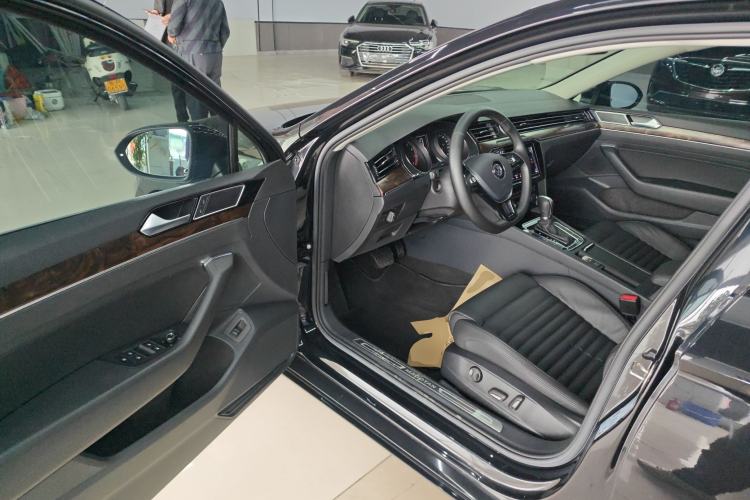 Used Volkswagen Magotan 2019 330TSI DSG Luxury Model China V Standard Driver Seat