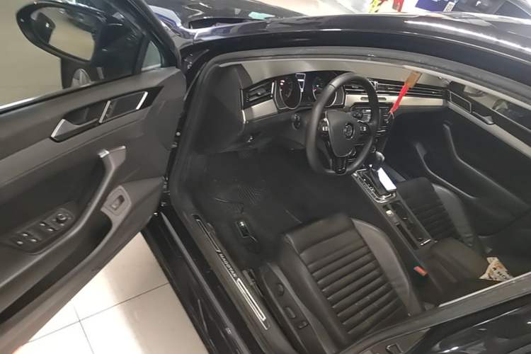 Used Volkswagen Magotan 2019 330TSI DSG Leading Edition China V Standard Driver Seat