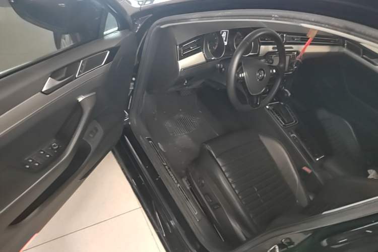 Used Volkswagen Magotan 2019 330TSI DSG Leading Edition China V Standard Driver Seat
