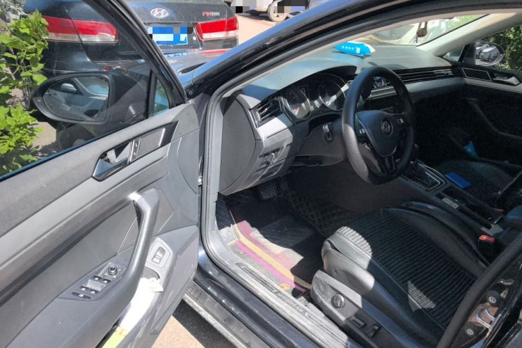 Used Volkswagen Magotan 2019 330TSI DSG Leading Edition China V Standard Driver Seat