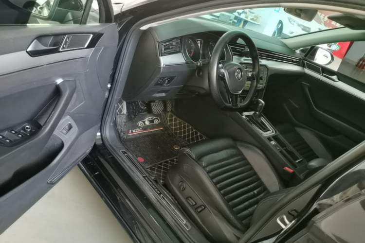 Used Volkswagen Magotan 2019 330TSI DSG Leading Model China VI Standard Driver Seat